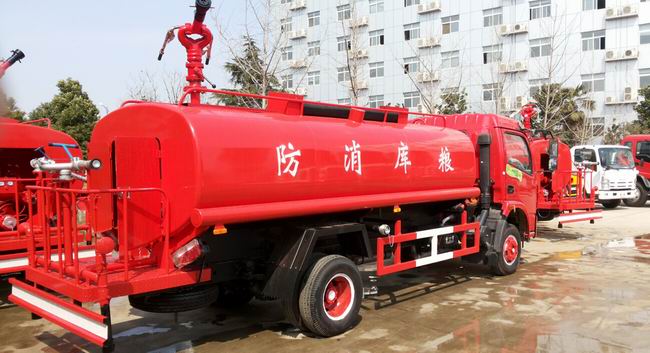 東風大多利卡消防水車(6-8T)一車兩用,即可用作消防車,同時用于綠化灑水車,是一款多功能型消防車。消防車功能:該車安裝了后置式消防泵,工作壓力在1.0 Mpa,在發(fā)生為災時啟動消防泵,關(guān)閉灑水功能閥門,操作消防炮,射程達45米以上,消防炮流量大,射程遠,即可滅火。