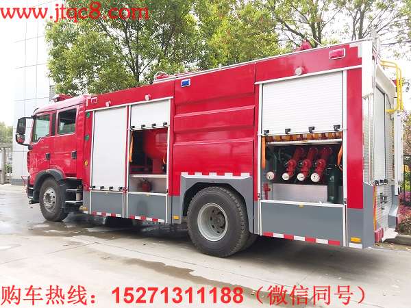 重汽豪沃干粉水聯(lián)用消防車該車設(shè)有一個干粉罐加一個水罐,罐頂端安裝一門干粉炮和一門水泡,干粉系統(tǒng)包含一個干粉卷盤,一個氮?dú)馄考埽ㄑb有6個40升的鋼瓶,其中3個為備用氮?dú)馄浚┖鸵惶坠苈废到y(tǒng)。