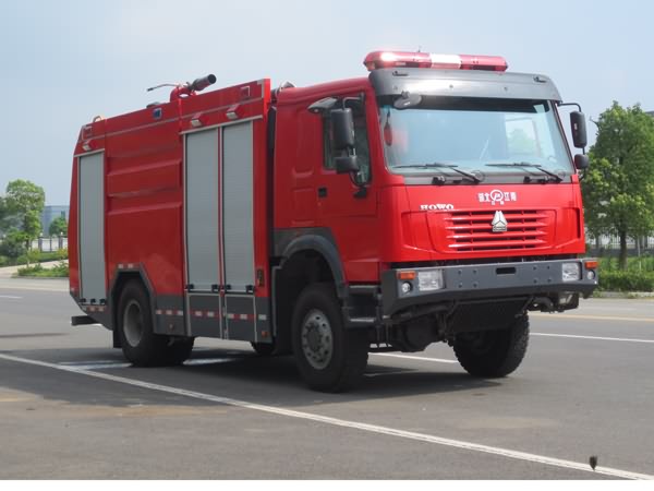 重汽四驅(qū)越野泡沫消防車(chē)